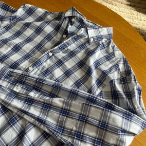 The shirt factory skjorta. - En riktigt cool skjorta från märket the shirt factory storleken är 38 som skulle passa nån som bär M-L. Skjortan har inga defekter och nästan som ny. Pris kan diskuteras vid snabb affär!