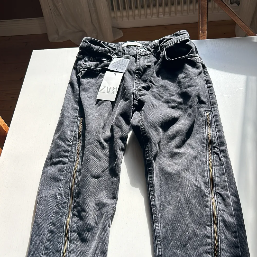 Säljer byxor från zara aldrig använt . Jeans & Byxor.