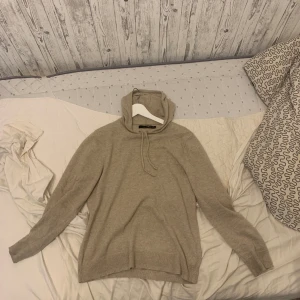 Ralp lauren Kashmir hoodie - Säljer dennna Ralph lauren Kashmir hoodie i ett väldigt bra skick säljer pga att den aldrig används längre.