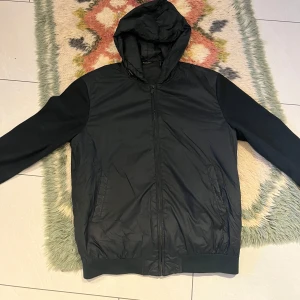 Massimo dutti cardigan/hybridjacka - Säljer min Massimo dutti wool blend cardigan/hybridjacka då den blivit för liten. Storlek L Kontakta mig vid några funderingar.