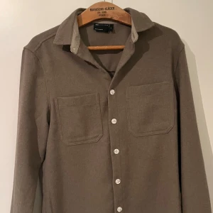 Overshirt storlek S - Tja, säljer nu denna helt oanvända overshirt i storlek S.