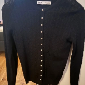 Zara tröja  - Använd enstaka gånger! Man kan både ha den öppen och stängd som på bilden. 