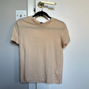 Orange T-shirt  - I storleken xs. Köpte den för ett år sedan, använt ett par få gånger. Har en liten fläck vid axeln.