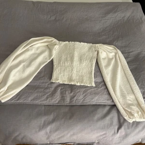 Sommartröja - Jag säljer nu min sommartröja som är liten på mig. Det är en off shoulder tröja som är puffig runt armarna. Den är i storlek XS och är i väldigt bra skick. Använd några få tillfällen.