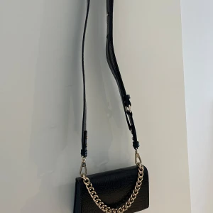 Väska - Super fin liten väska från Ideal of sweden. Man kan ta bort långa axelbandet om man bara vill ha guld kedjan att hålla i. Sällan använt den så den är i bra skick Skriv för mer bilder❣️