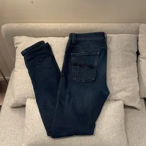 Riktigr snygga Nudie jeans i mörkblå färg. Väldigt bra skick utan några deffekter. De är köpta på deras egna butik i Stockholm för drygt ett år sen. De är i modellen Lean Dean och storlek 31/34