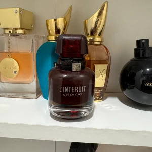 Givenchy parfym  - Säljer denna supergoda givenchy parfymen i l’interdit rouge i Edp. Flaskan är helt full och bara sprayats några gånger. En perfekt höst doft som håller i flera timmar och lukten fastnar på kläderna i dagar. Nypris 1400 kr