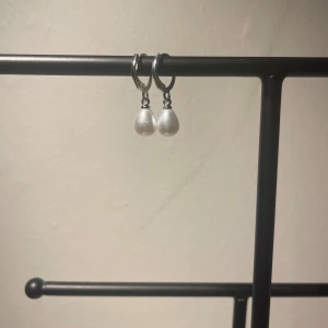 Simple pearl silver  - Finns i både guld och silver Rostfritt stål