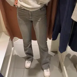 Gråa bootcut jeans som sitter så fint på från ginatrico! lite trasiga längs ner men annars som nya🤩är 168cm!