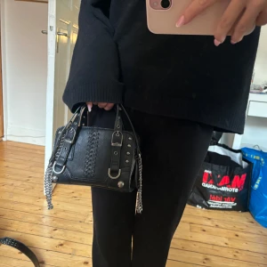 Väska  - Cool liten väska från Zara. 