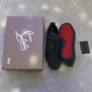 Loubs - Hej, säljer mina loubs för de inte passade mig och boxen är sönder. Skorna skicket är 10/10 helt nya men boxen är 3/10.om ni köper fullpris kan ni kanske också få med ett 5ml mystery sampel av hela min kollektion. Mvh FHLN_SHOP