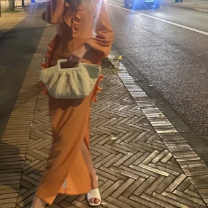 Super fin kläning ifrån Bohoo🧡 - Nu säljer jag min super fina sommarklänning ifrån Bohoo 🧡använd 1 gång så är som nyskick! 