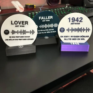 Gör din egna idag! Med din låttext😜 - Snygga dekorativa plattor med låttexter från Ant Wan. Varje platta har en unik design med låtens namn och en Spotify-kod. Plattorna står på en stabil bas och har en modern look. Köp din idag och gör den personlig. Hör av er vid frågor och önskade färger🥰🌸