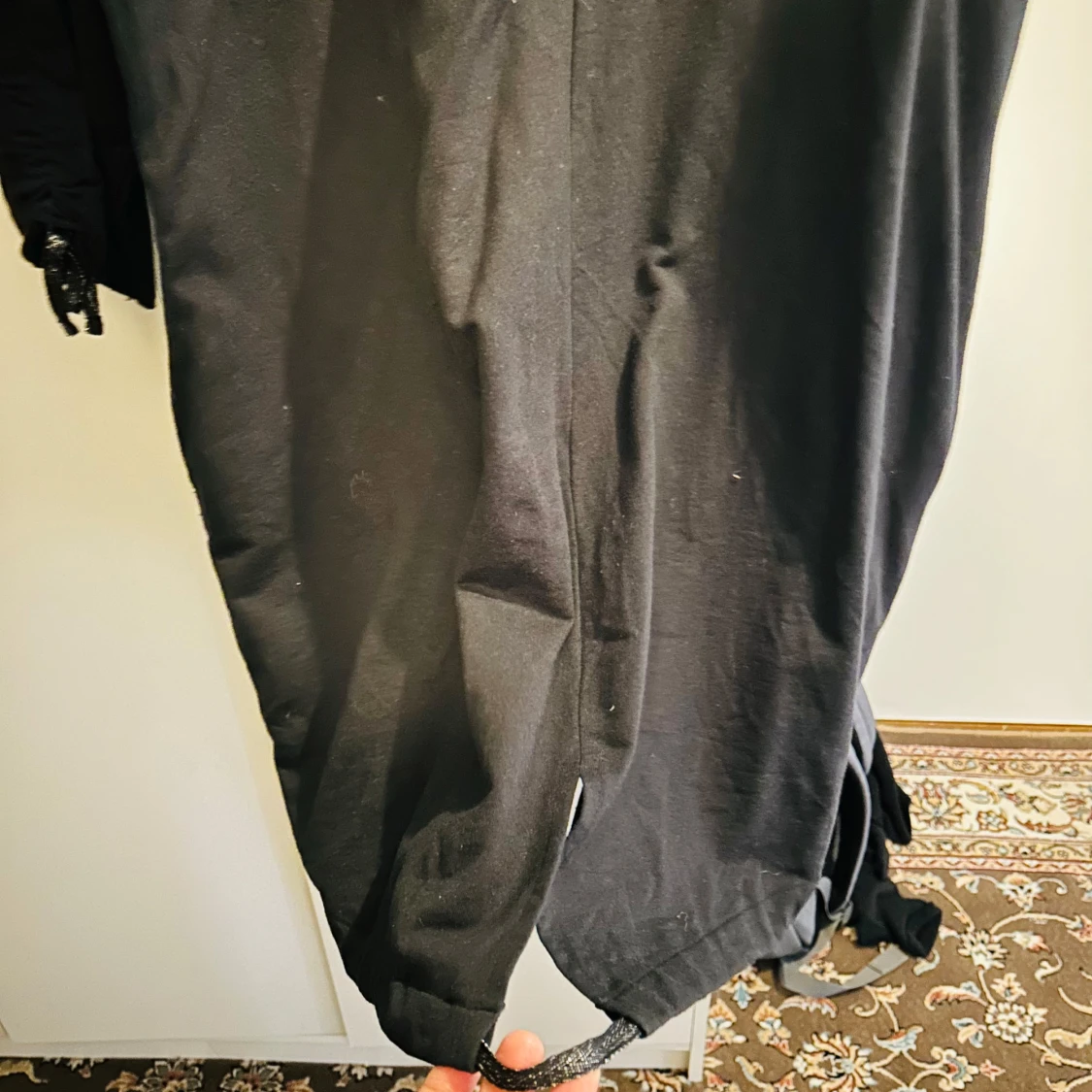 Svart klänning med silverdetaljer från Rainbow - 93