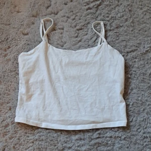 Magtröja vitt  - Bra skick, knappast använd. Str M, går att ändra längd på axelbanden.