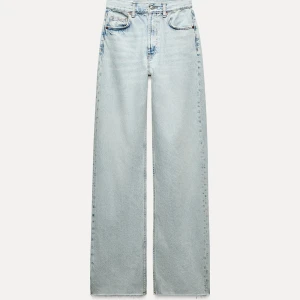 High waist light blue jeans - Selling a pair of light blue jeans with a high waist and wide fit. Perfect for a relaxed style, these jeans are both comfortable and trendy. They have classic five pockets and a zipper with buttons. Perfect for both everyday and parties!