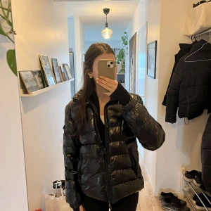 Glansig vinterjacka  - Säljer min glansiga vinterjacka som bara användes några månader i ny skick. Finns en luva som ingår. Dragkedjan är ibland lite trög men inget allvarligt. Skriv för fler bilder 💖