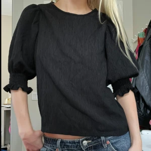 Svart blus med puffärmar - Snygg svart blus med puffiga trekvartsärmar. Perfekt för både vardag och fest! Gammal från lindex