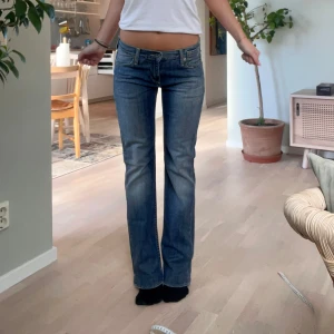 Lågmidjade bootcut jeans  - Lågmidjade bootcut jeans. Midjemått 36 cm, innerbenslängd 78cm. Köp via köp nu❤️‍🔥