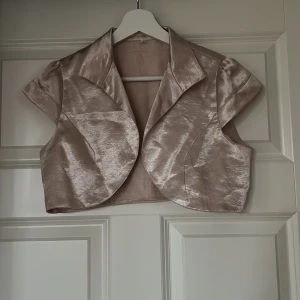 Oanvänd bolero - Oanvänd glansig bolero som är så himla fin