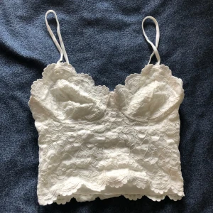 Vitt spetslinne  - Spetslinne som inte kommer till användning, jätteskönt material 💞