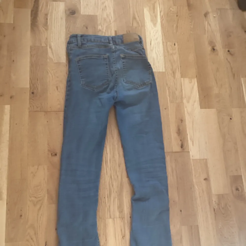 storlek 160 ,sitter på bra,väldigt bra skick och är utsvängda. Jeans & Byxor.