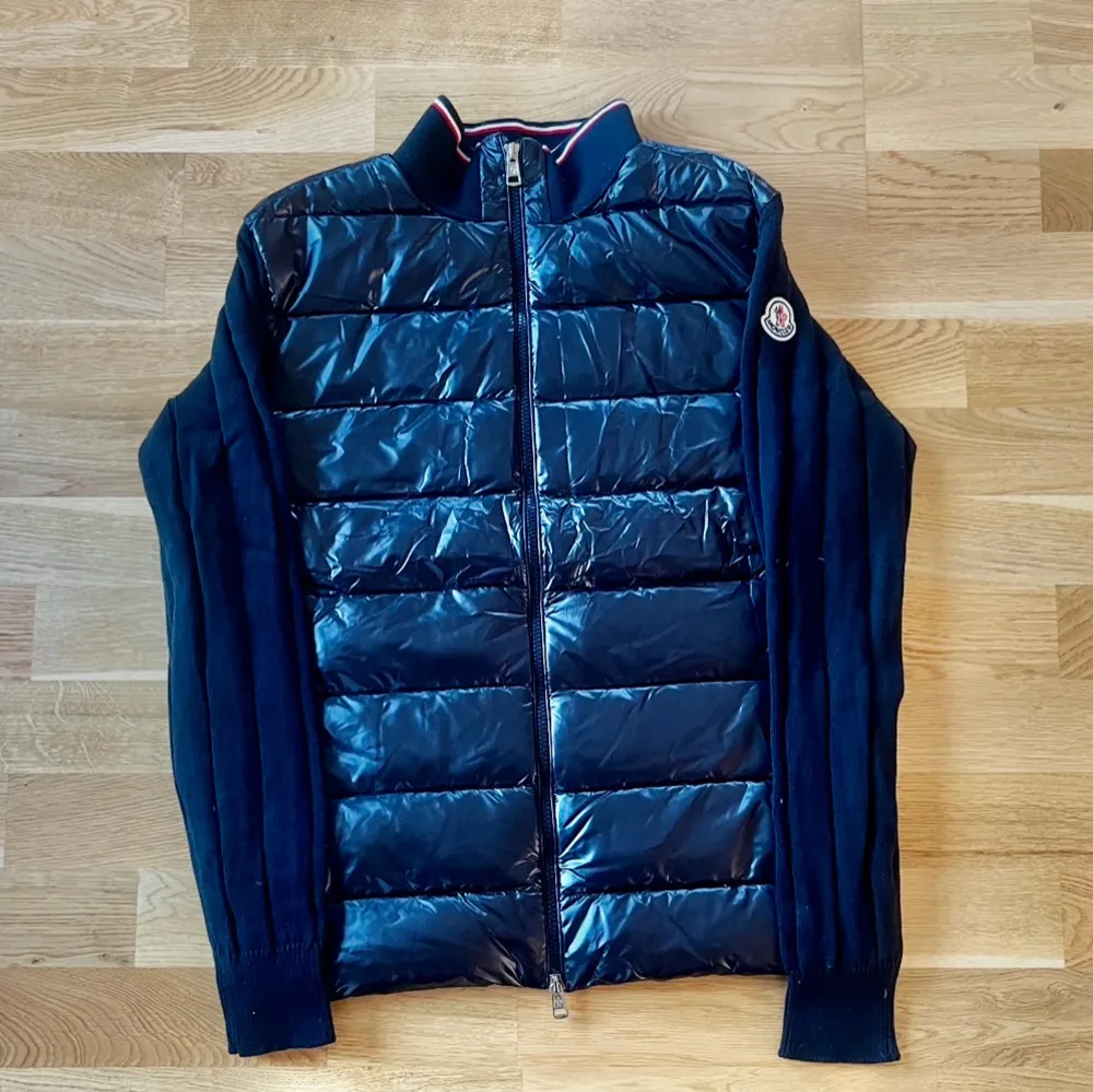 Mörkblå Moncler Cardigan (Oanvänd) Passar S/M NFC skannar till moncler.com Pris går att diskuteras vid snabbaffär. Jackor.