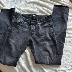 Ett par Jack n Jones jeans i storlek 30 32