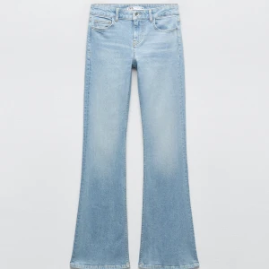 Lågmidjade bootcut jeans - Säljer dessa slutsålda jeans från zara, lowwaist i storlek Xs. Lite slitna längst ner därav priset