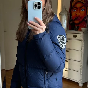 Vinterjacka - Vinterjacka från Dbrand, säljer så jag inte använder den längre, har ett litet hål (fråga om bild på skadan) pricis kemtvättad💗