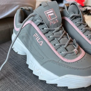 Fila disruptor sneakers grå rosa vita trainers - Fila disprutor sneakers  Använda vid 2 tillfällen, så i jätte fint skick Jätte fina och jätte jätte sköna att gå i