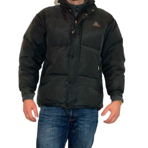 Vintage Nike acg puffer jacket  - Vintage Nike jacka, mycket ovanlig, får inte tillräckligt med användning i min kollektion. - Tillverkare : Nike ACG Storlek : XL  Modell 1,88  Fint vintage skick,  Dragkedja höger ficka saknar låsmekaniken Kanske kan fixas av den händige.