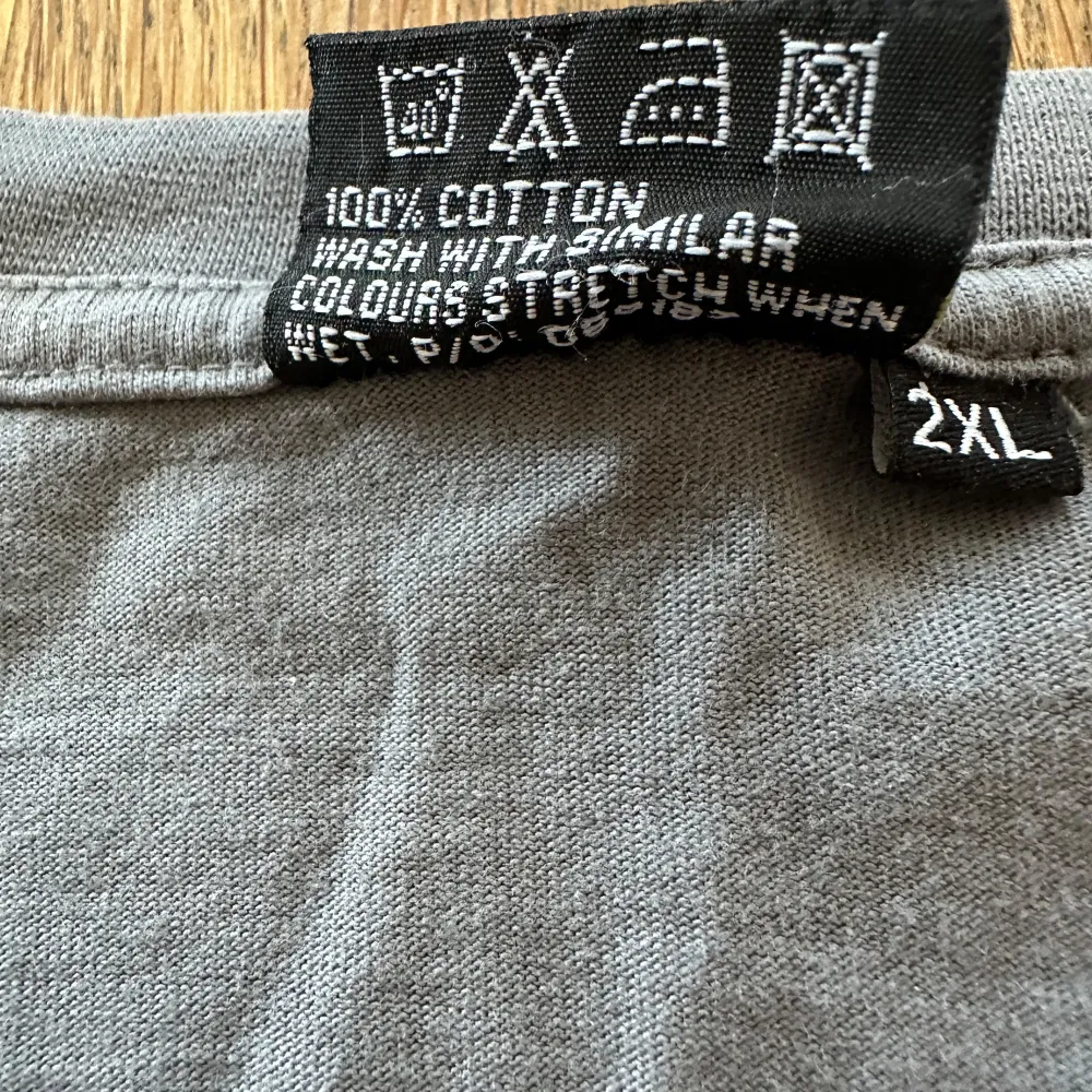 Säljer en grå t-shirt i 100% bomull från Assistancekåren. Den har ett färgglatt tryck av en bil och text på bröstet samt ett runt märke på ärmen. Perfekt för dig som gillar bilar eller jobbar inom vägassistans. Skön och avslappnad passform! Passar för någon som har XL.. T-paidat.