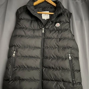 Moncler väst. Size 4. - Köpte för 1 år sedan ungefär. Den har inte kommit till användning. Så dem har mest legat hemma. Lägg ett bud om ni är sugna.