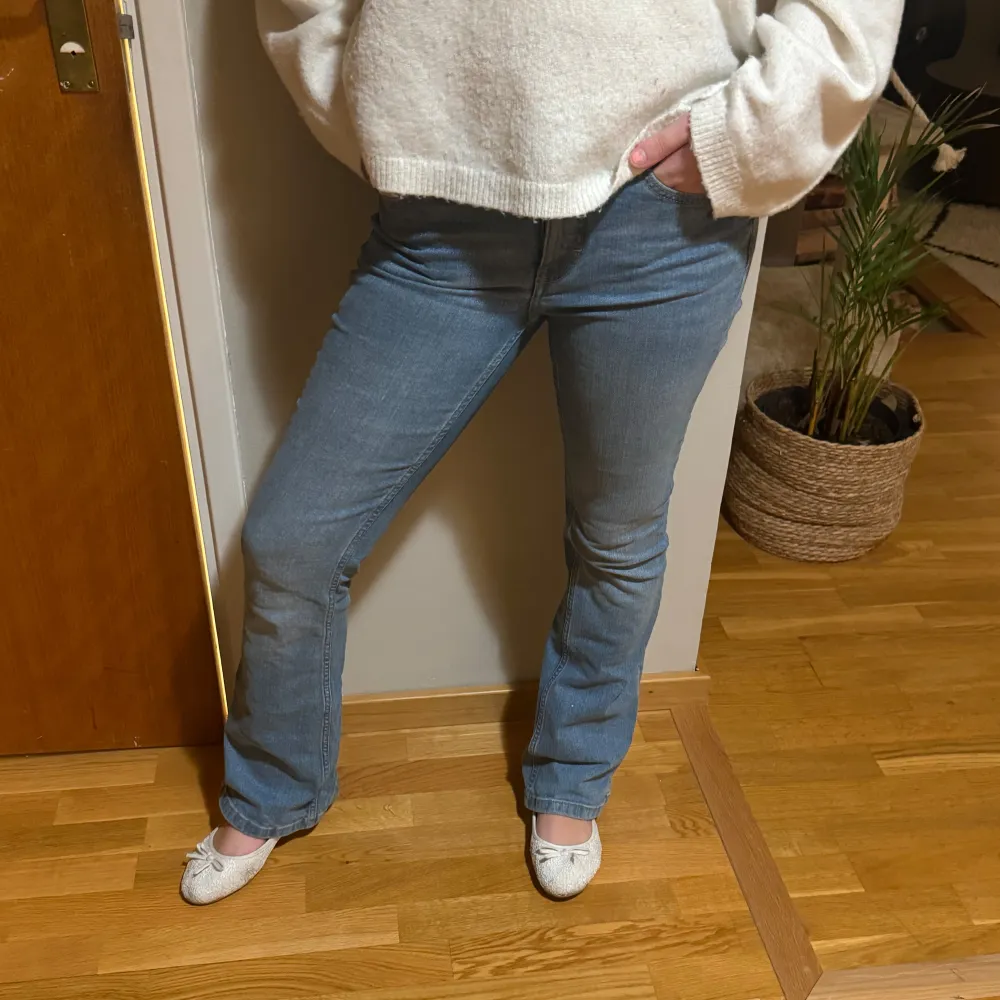 Säljer dessa super snygga Lågmidjade jeans från hm, säljs då dem ej kommer till användning.💕. Jeans & Byxor.