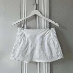 Lululemon tenniskjol - Säljer denna superfina tenniskjol från lululemon. Den är i mycket bra skick och endast använd ett fåtal gånger. Nypris är 780 kr.