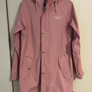 Rosa regnjacka - Rosa regnjacka från Swedemount med dragkedja  Stl. 36  I fint skick! 