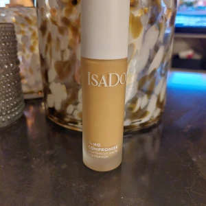 Foundation från IsaDora - Två olika foundations från IsaDora. Den ena är 'No Compromise Lightweight Matte 150 kr Foundation' för en matt finish, och den andra är 'Wake Up The Glow Foundation' som ger lyster och skyddar huden. Perfekta för att skapa en jämn och strålande bas!. 130 kr...                       Nya och oöppnade.