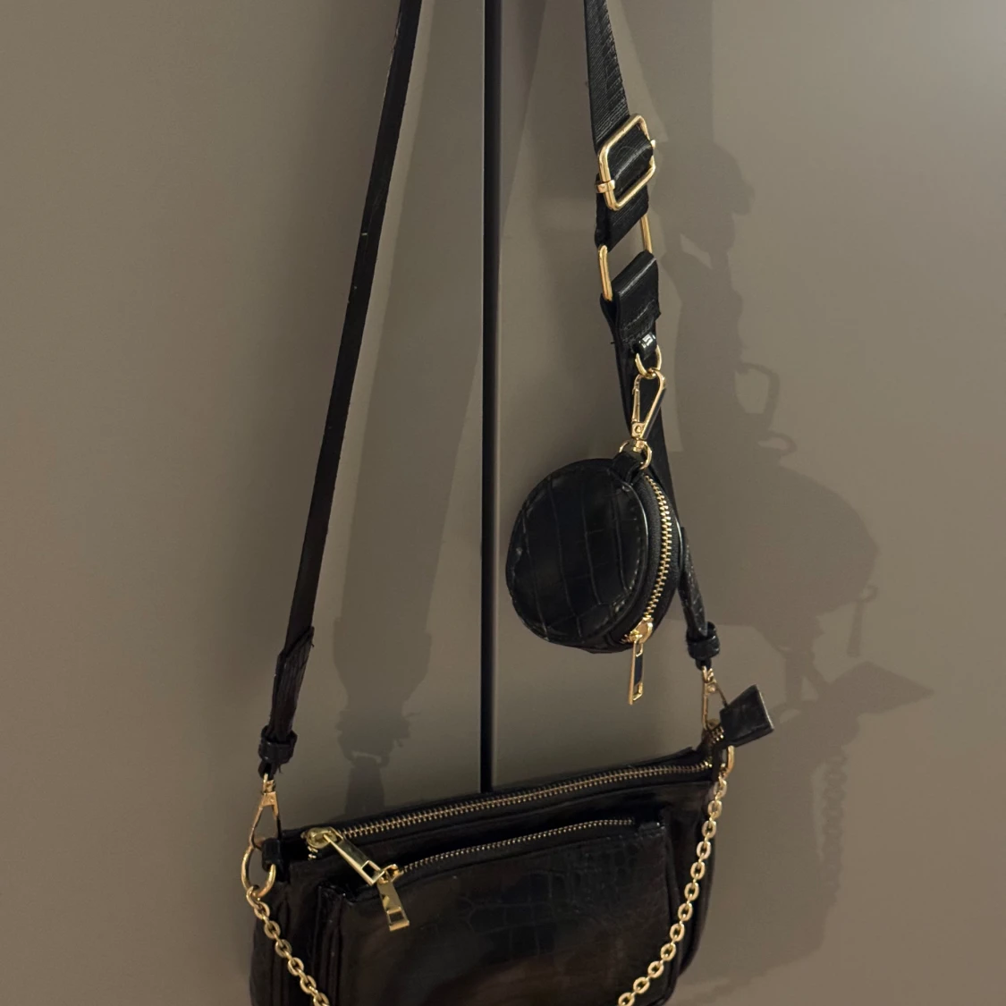 Svart axelremsväska