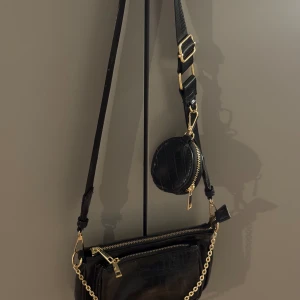 Svart axelremsväska - Fin svart väska, aldrig använd! 