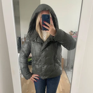 Grön jacka - Supersnygg grön jacka från Everest i väldigt bra skick. Unik då den inte säljs längre. Strl 38 men passar de flesta beroende på hur oversized man vill ha den. 