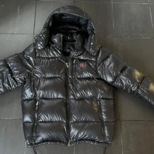 Ralph Lauren jacka - Hej! Säljer nu min Ralph Lauren ”The Gorham Glossed down” jacka. Den är använd sparsamt, i fint skick utan hål eller liknande. Storlek XL. Har fysiskt kvitto från hanzens. (kan skicka bild). Nypris nu ligger på runt 6000kr. Hör av er vid fungeringar😃