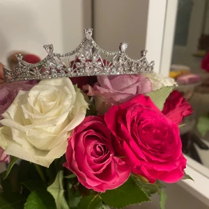 Jätte fin tiara!👑  - Jätte fin tiara för billigt pris💛 Helt oanvänd och är i bra skick, säljer varan så snabbt som möjligt!✨ (Pris kan diskuteras)