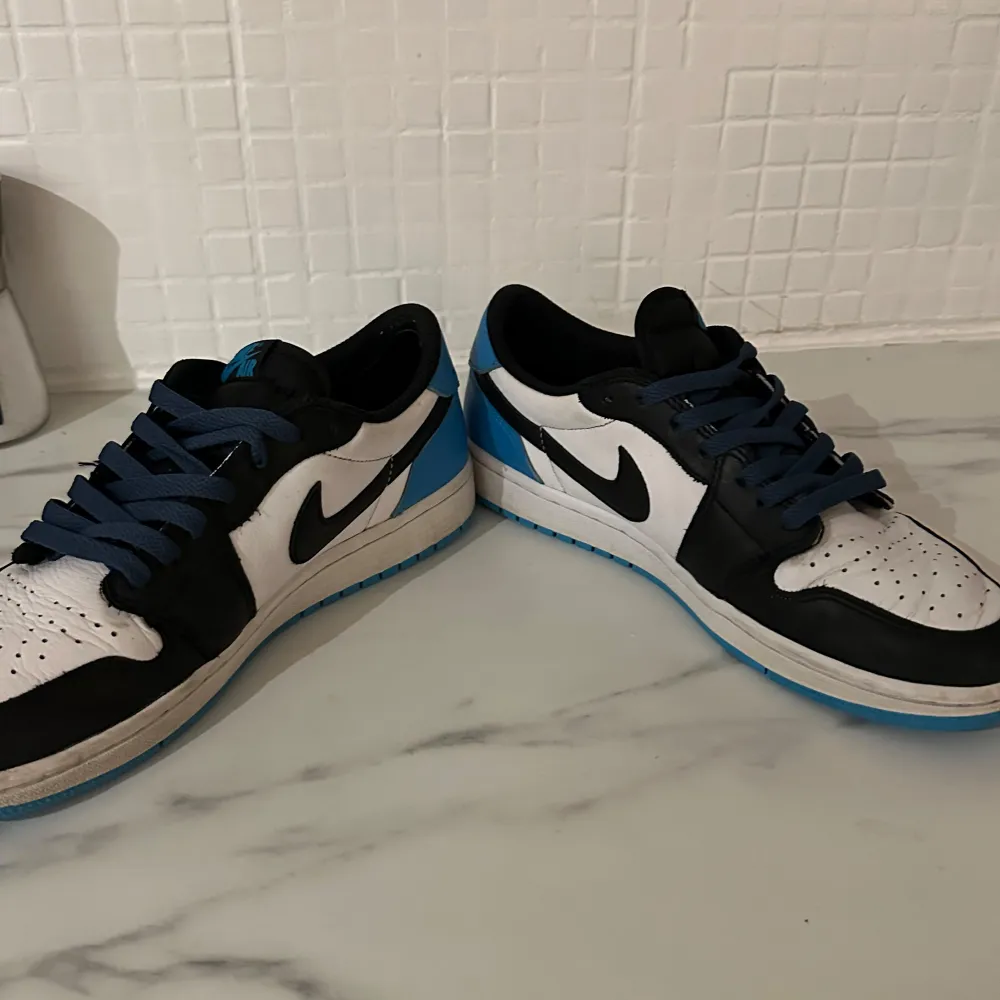 Jordan 1 low og unc  Bra skick, nypris 2000 Boxen finns med . Skor.