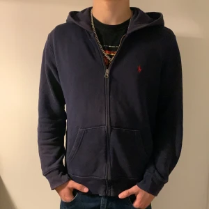 Polo Ralph lauren zip - Säljer den här Ralph lauren zip tröjan då den inte  kommer till så mycket användning och börjar bli för liten för mig. Tröjan är i Xs och jag är 173cm. Ny pris 1000kr. Menats mitt pris är 400