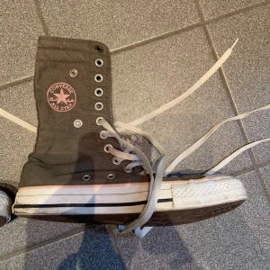 Höga converse - Gröna converse som gör en lite bit upp för benet😝😝 dom är inte jätte använda men köpta secondhand!!