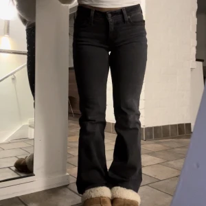 Levis jeans - Populära low waist bootcut jeansen från levis! Använd Max 2 gånger så jättefint skick! Jag är 156 och är storlek xs/s och byxorna sitter bra i både längd och storlek på mig! Nypris 919kr! Köparen står för frakt ❤️