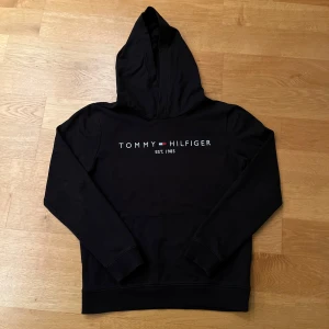 Tommy hilfiger hoodie - En riktigt fräsch hoodie i fint skick🔥 skriv om du har mer frågor🔥