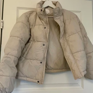 Vinterjacka Gina Tricot 146/152 - Beige kort vinterjacka från Gina Tricot, fint skick. 