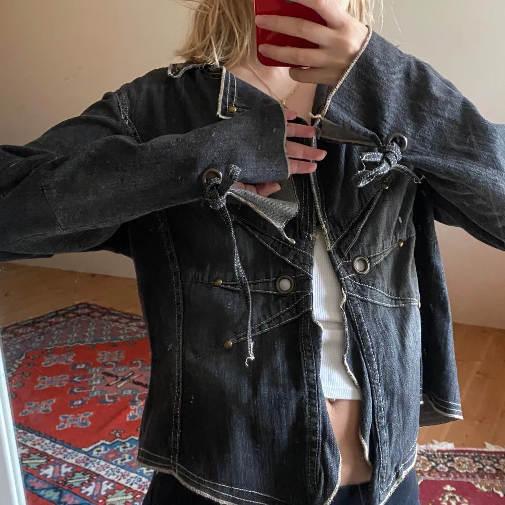 Definitivt var en av mina favorit statement piece plagg som är köpt secondhand, men som inte är min stil längre. Står storlek 44 men jag som brukar använda xs passar den som S/M💋. Jackor.